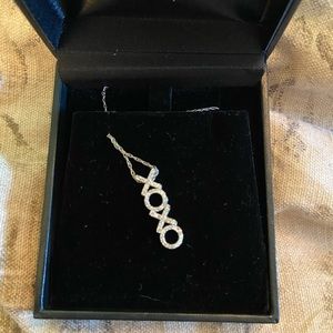 14K White Gold diamond pendant ‘XOXO’